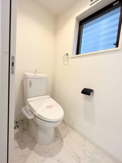 PLENDY三鷹401号室の温水洗浄便座付きトイレと窓のある白壁の空間