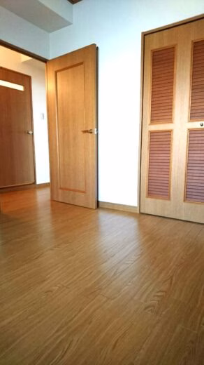木目調の床と扉があるルミエール402号室の洋室内部