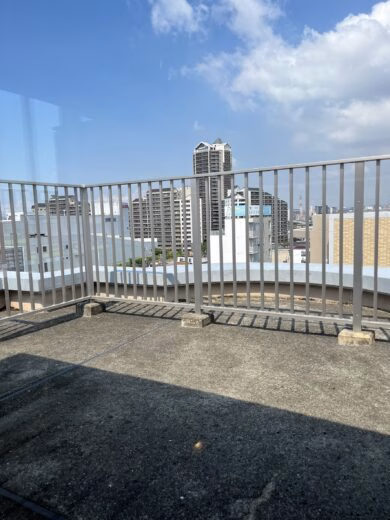 トゥレーヌ北花田801号室のルーフバルコニーと周囲の高層マンション景観